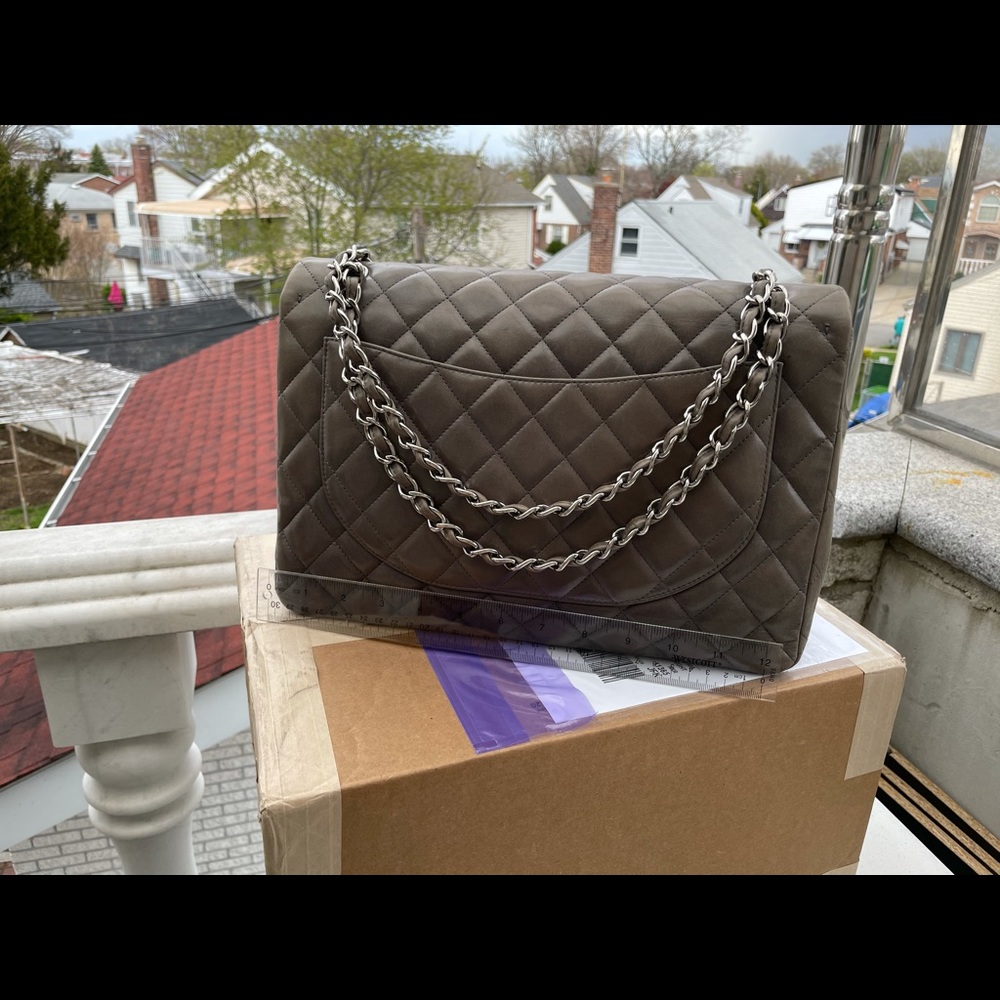 Authentic Chanel Maxi - Picture 4 of 13